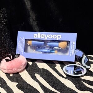 Alleyoop Multitasker 4-in-1 Makeup Brush - Blue